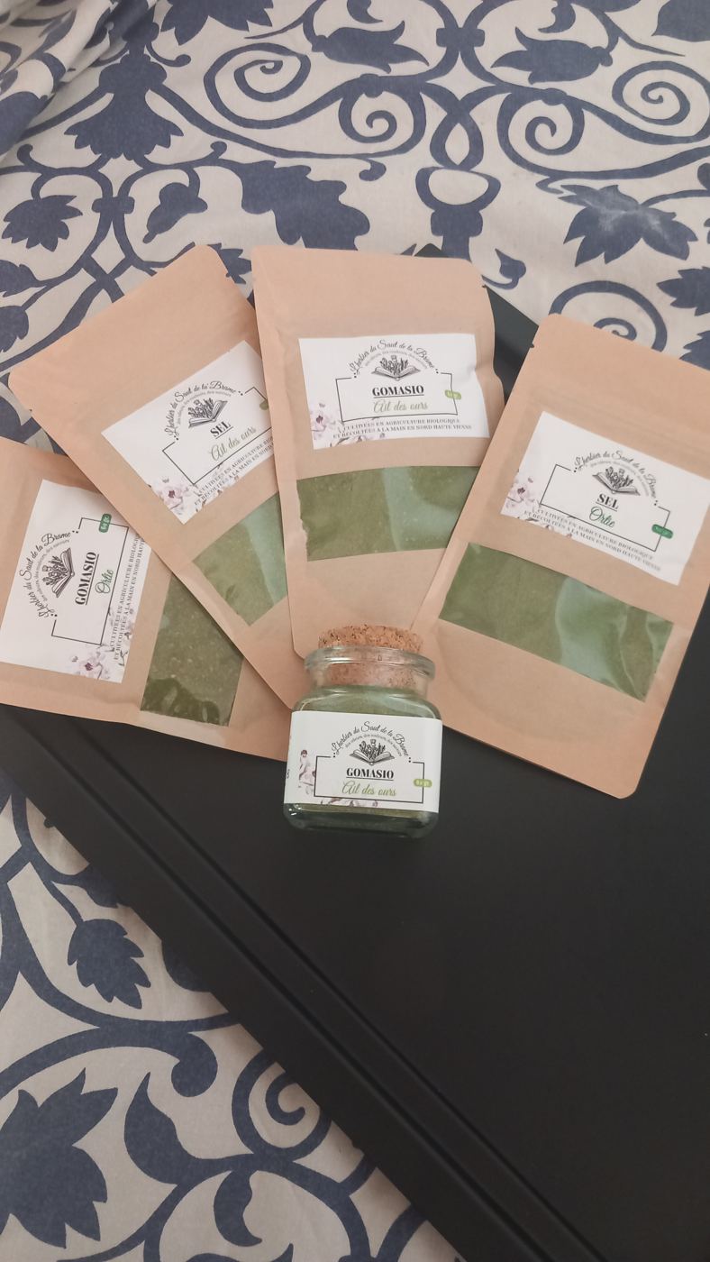 Gomasios en sachets kraft et en pot de verre